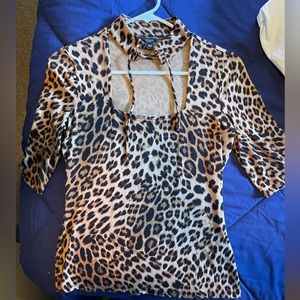 GUESS shirt like new size small…super cute and stylish 😍